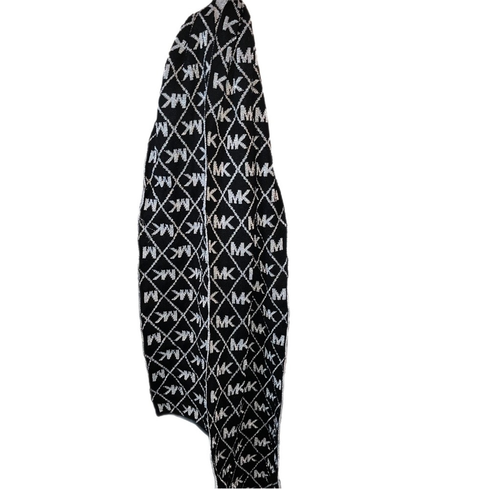 Very cute reversible black and silver sparkly michael kors scarf.